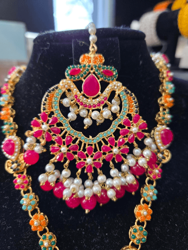 Heavy fuschia pink jewellery set