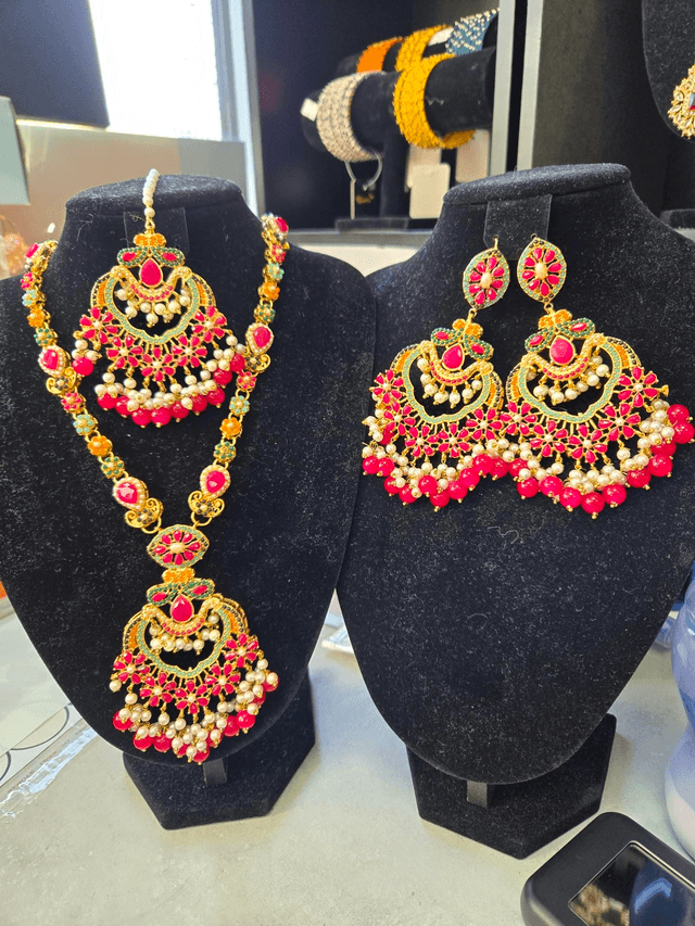 Heavy fuschia pink jewellery set