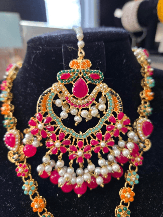 Heavy fuschia pink jewellery set